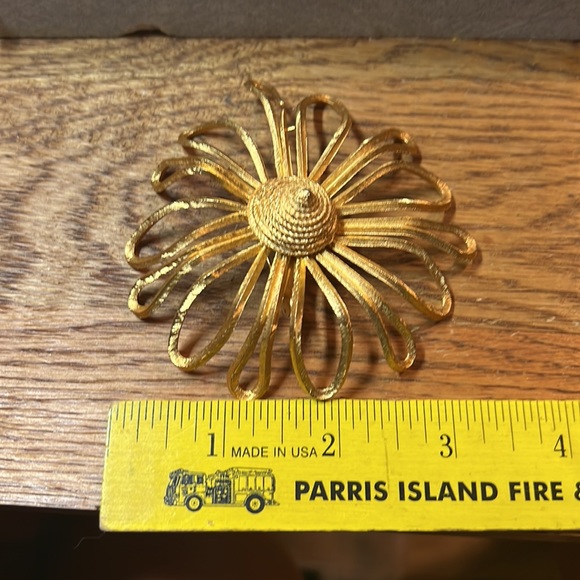 Vintage Large Unsigned Coro Brushed Gold-Tone Flower Daisy Open Work Brooch - Picture 13 of 17